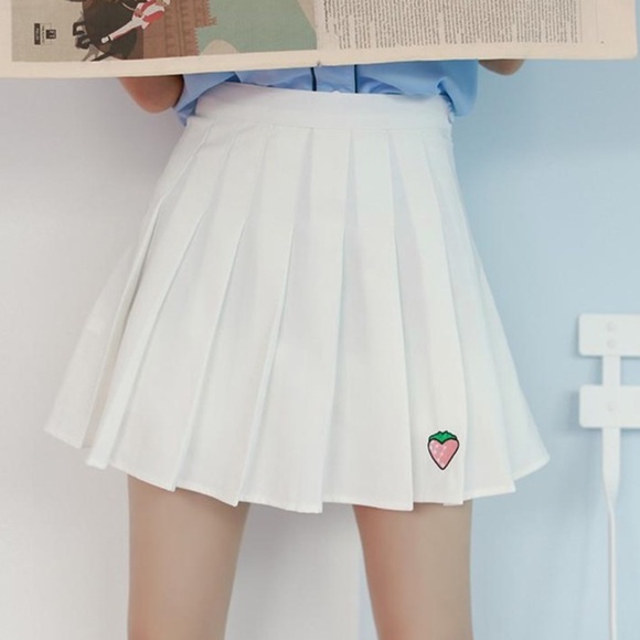 Dresses & Skirts - NWT Kawaii Strawberry Pleated Mini Skirt🍓